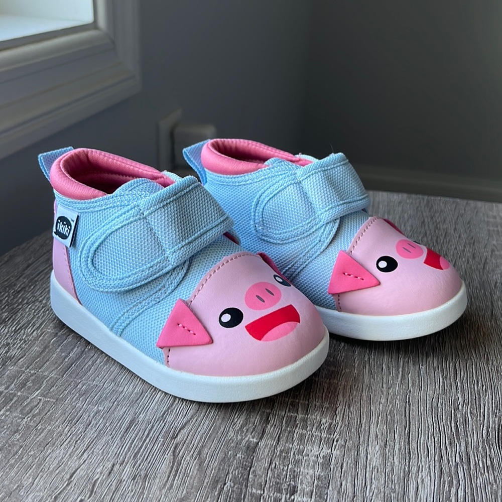EUC ikiki toddler sneakers 🐷 pig face
